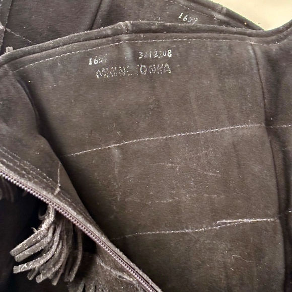 Minnetonka 5-Layer Fringe Suede Moccasin Boots – Boho Mid-Calf Style - Festival - Picture 8 of 9